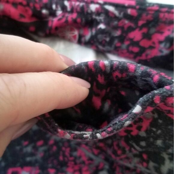 Gaiam | Splatter Print Crop Length Leggings Hidden Pocket - Picture 6 of 6